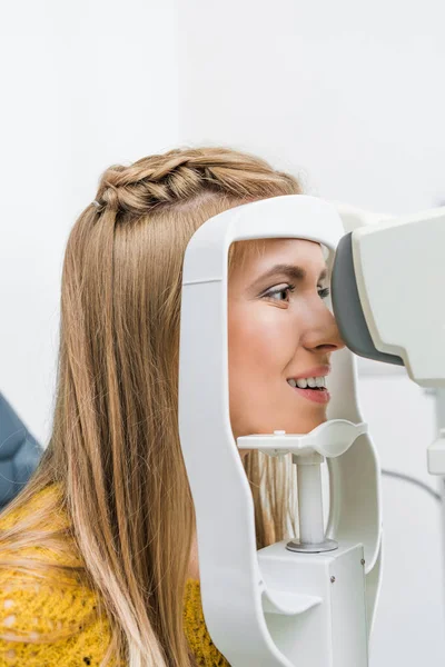 Paciente Sorrindo Examinando Seus Olhos Com Lâmpada Fenda Clínica — Fotografia de Stock