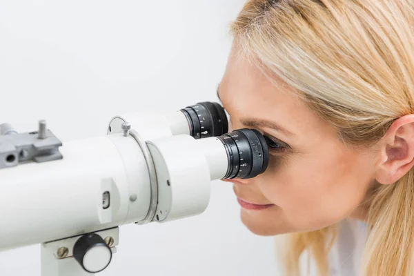 Professionell Optiker Arbetar Med Spaltlampa Klinik — Stockfoto