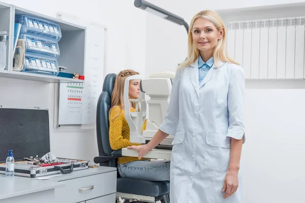 Θηλυκό Οπτομέτρη Εξετάζει Ασθενή Μέσω Σχισμοειδή Λυχνία Στην Κλινική — Φωτογραφία Αρχείου