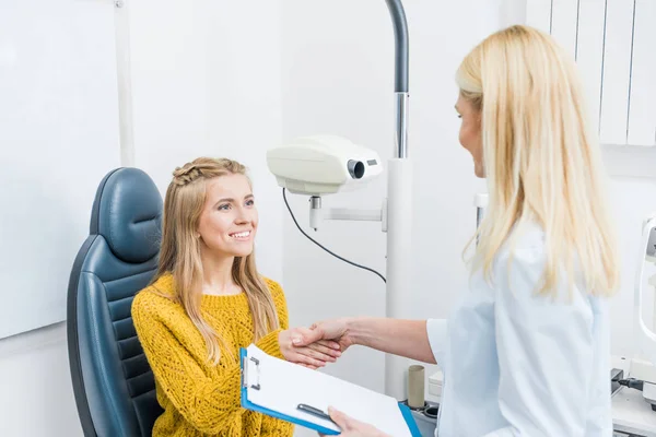 Optometrista Com Diagnóstico Apertando Mãos Com Paciente Clínica — Fotografia de Stock