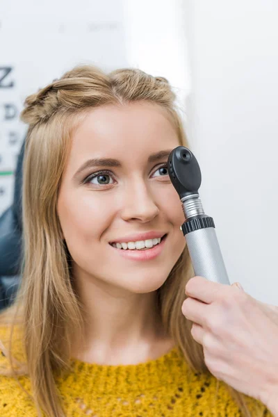 Περικοπεί Προβολή Του Οφθαλμίατρου Που Εξετάζει Όμορφη Ασθενή Στην Κλινική — Φωτογραφία Αρχείου