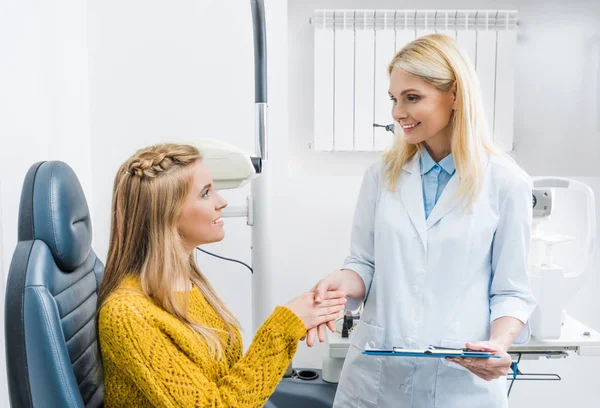 Optometrista Com Diagnóstico Apertando Mãos Com Paciente Clínica — Fotografia de Stock