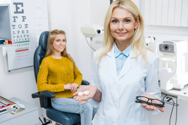 Oculist Witte Jas Holding Brillen Contactlenzen Patiënt Zitten Achter — Stockfoto