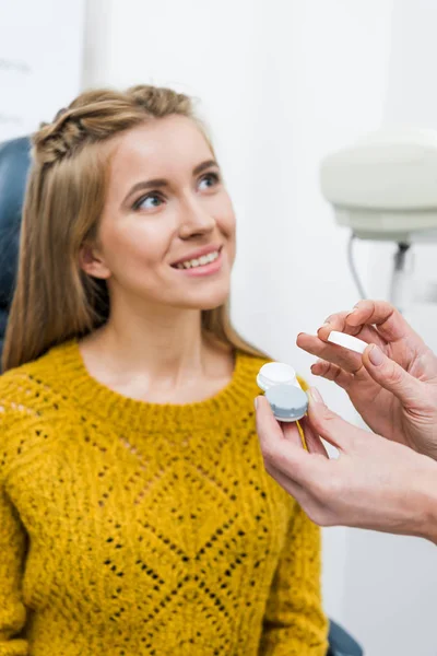 Patient Och Oculist Med Kontaktlins Klinik — Stockfoto