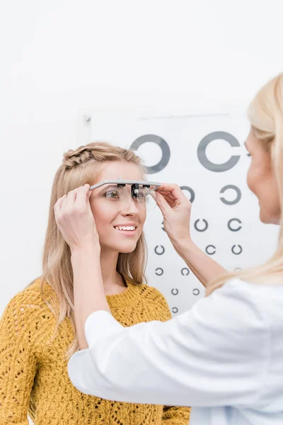 Patient Und Augenarzt Mit Versuchsrahmen Und Augendiagramm Dahinter — Stockfoto
