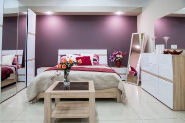 Mor tonlarda rahat modern yatak odası iç