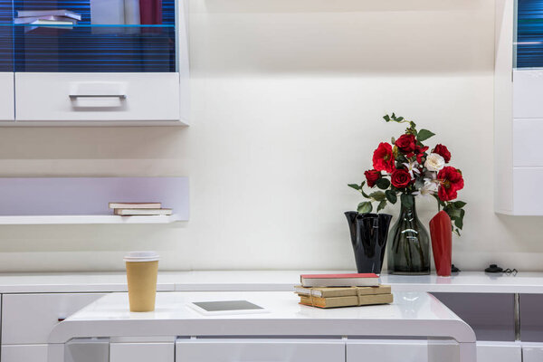 Современный интерьер гостиной с мебелью
