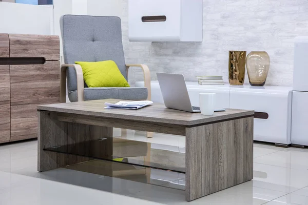 Moderne Woonkamer Interieur Met Laptop Tafel — Stockfoto