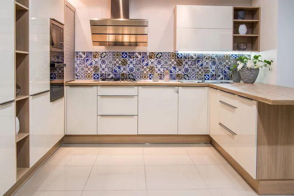 Hafif Tonlarda Mobilyalarla Sıcak Modern Mutfak — Stok fotoğraf