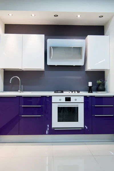 Фиолетовый Современный Кухонный Интерьер Духовкой — стоковое фото