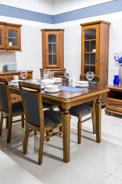 современный кухонный интерьер с мебелью и посудой
