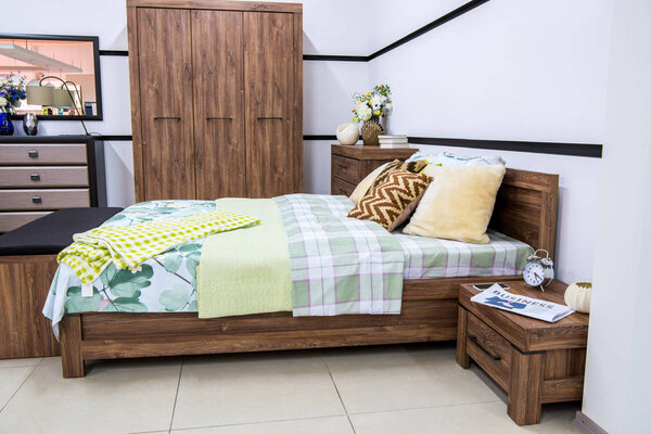 уютный современный интерьер спальни с кроватью
 