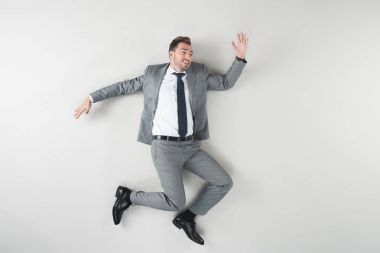 işadamı gülümseyen havai görünümü uygun izole üzerinde gri