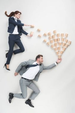 iş arkadaşları ve tek kullanımlık bardak gri izole havai görünümü