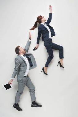 iş adamları ile tablet ve smartphone gri izole elinde havai görünümü