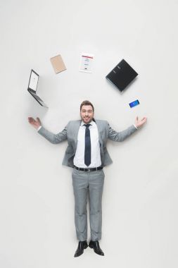 gri izole kamera bakarak başının üstünde uzanmış silah ve office ile gülümseyen iş adamı havai görünümü kaynakları