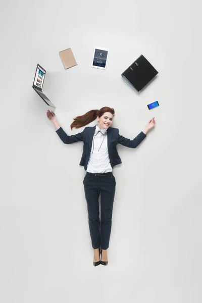 Overhead Ansicht Von Geschäftsfrau Mit Verschiedenen Büromaterialien Mit Laptop Isoliert — Stockfoto