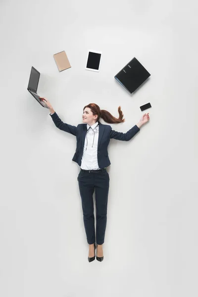 Översiktsbild Affärskvinna Med Olika Kontorsmaterial Använder Laptop Isolerad Grå — Stockfoto