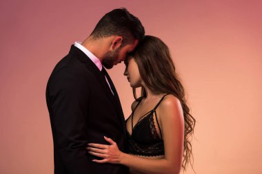 genç işadamı güzel kız iç çamaşırı ile sarılma