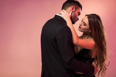 genç yakışıklı işadamı güzel kız iç çamaşırı ile sarılma