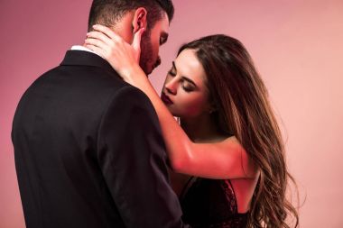 genç yakışıklı işadamı güzel kız iç çamaşırı ile sarılma