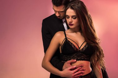 güzel kız iç çamaşırı ile sarılma başarılı iş adamı
