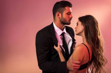 yakışıklı işadamı kadın iç çamaşırı seksi kız ile sarılma