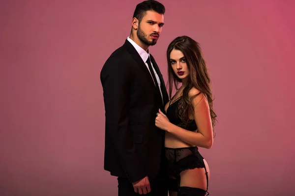 Jovem Empresário Abraçando Com Menina Bonita Lingerie — Fotografia de Stock