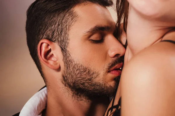 genç kadına sarılma şehvetli yakışıklı adam