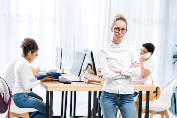 Jonge Kaukasische Student Meisje Klas Met Vrienden — Stockfoto