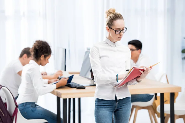 Junge Kaukasische Studentin Schreibt Schulheft — Stockfoto