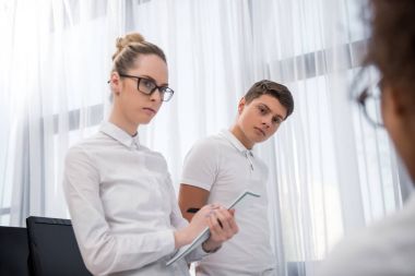 Genç ciddi öğrencilerle birlikte egzersiz kitaplar 