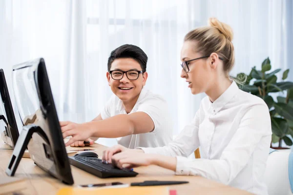 Bilgisayar Ekranında Işaret Eden Genç Mutlu Öğrenciler — Stok fotoğraf