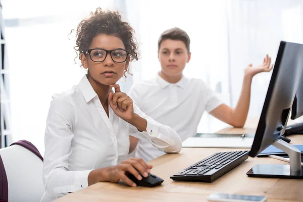 Nachdenkliche Junge Studenten Sitzen Tisch Und Schauen Sich Etwas — Stockfoto