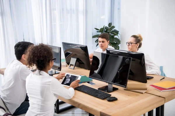 Čtyři Mladí Multikulturní Studenti Studující Počítačích — Stock fotografie