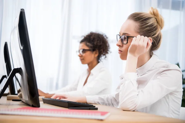 Jovem Cansado Adolescente Meninas Estudando Computadores — Fotos gratuitas