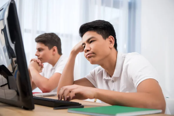 年轻疲倦的青少年在电脑上学习 — 图库照片