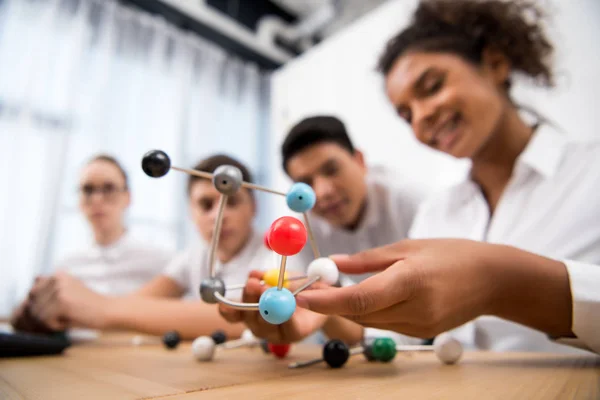 Młodzi Studenci Zbieranie Modelu Molekularnego Lekcji Chemii — Zdjęcie stockowe