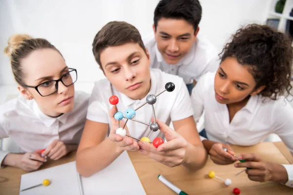 Молодые Студенты Выбирают Молекулярную Модель Урока Химии — стоковое фото