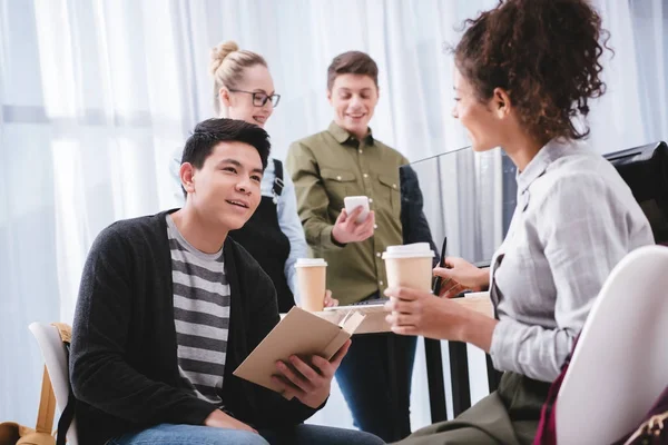 Giovani Adolescenti Multiculturali Che Studiano Bevono Caffè — Foto Stock