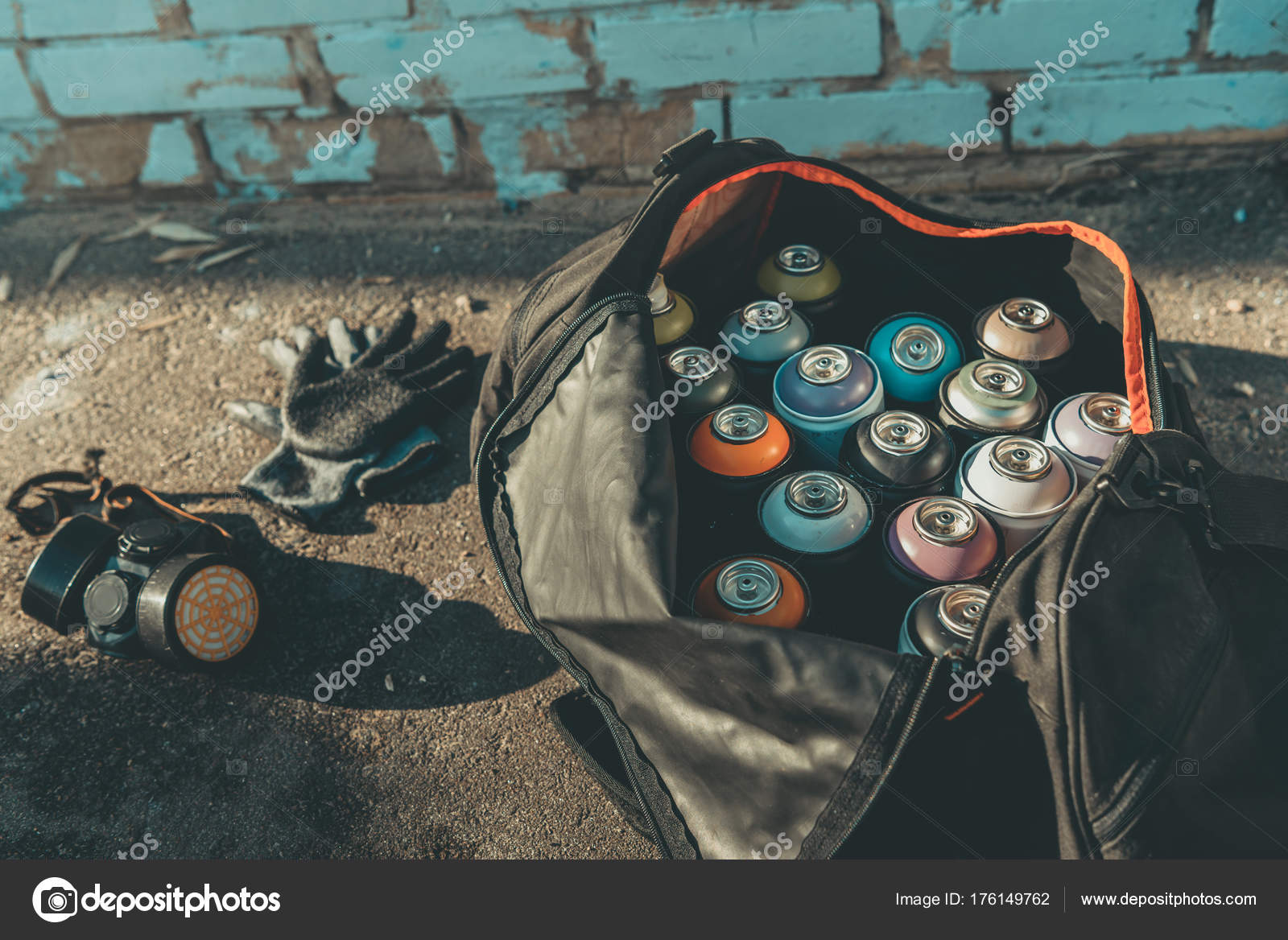 Gloves Respirator Big Bag Spray Paint Cans Stock Photo by ©VitalikRadko  176149762
