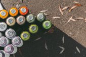 pohled shora z plechovky s barevnými barva ve spreji pro graffiti na asfaltu