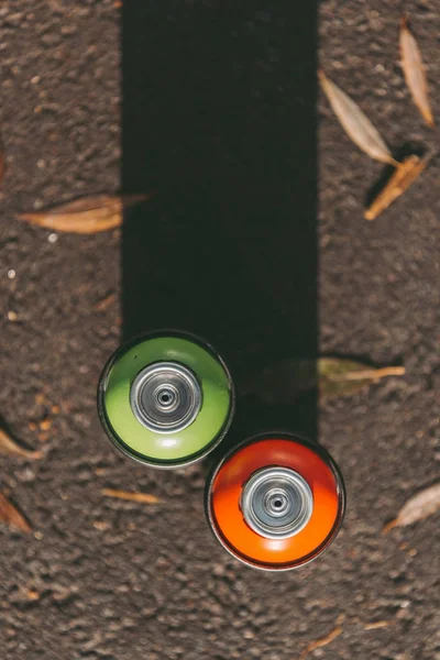 Top View Cans Red Green Spray Paint Asphalt Shadow — Stock Photo, Image