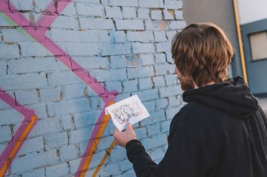 Kroki arıyorsunuz ve renkli grafiti duvar boyama sokak sanatçısı 