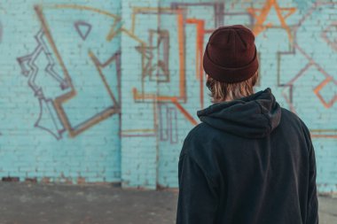 Dikiz renkli grafiti duvara bakan adam