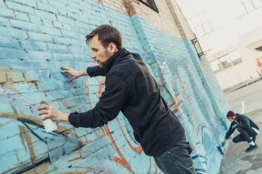 sokak sanatçıları binanın duvarına renkli grafiti boyama