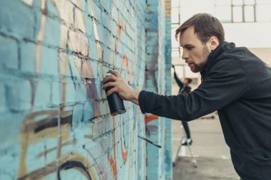 sokak sanatçı binanın duvarına renkli grafiti boyama
