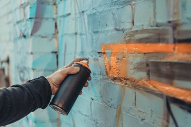 sokak sanatçı boyama renkli grafiti kırpılmış görünümünü binanın duvarındaki