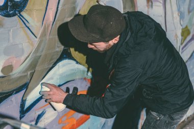 sokak sanatçı renkli gece binanın duvar grafiti boyama