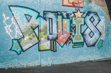 renkli gece Basketbol çember ile duvar grafiti